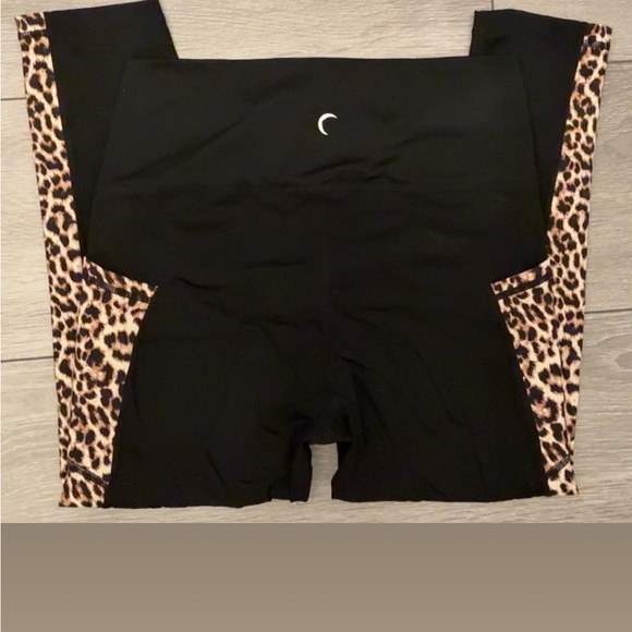 Zyia Active Women’s Cropped Athletic Leggings Size 8-10 Black & Cheetah Print - Picture 1 of 5